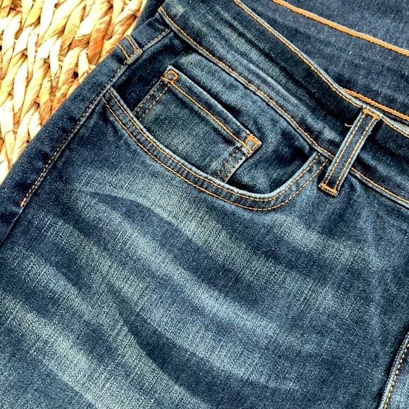 Judy Blue Handsand Relaxed Mid Rise Jean - Picture 9 of 15